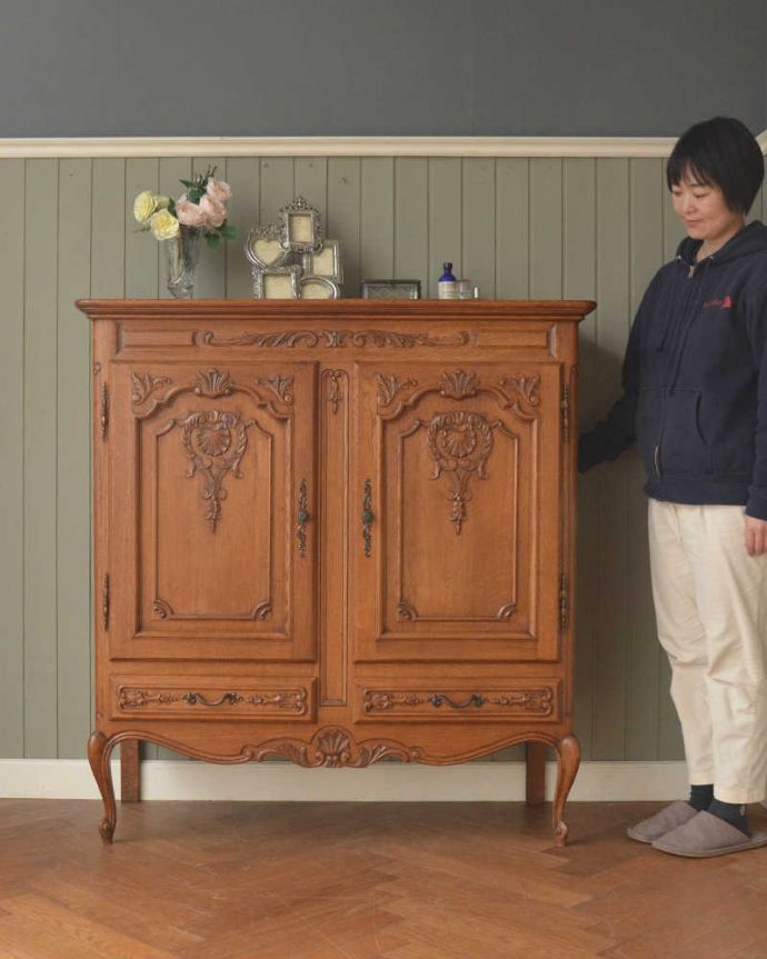 アンティークのキャビネット アンティーク家具 フランスから届いた優雅なアンティーク家具、美しい彫がたっぷりのキャビネット 。美しく優雅な雰囲気が漂うフランスらしいキャビネット誰が見ても女性らしいフォルムと美しい彫が自慢のキャビネット。(j-2427-f)