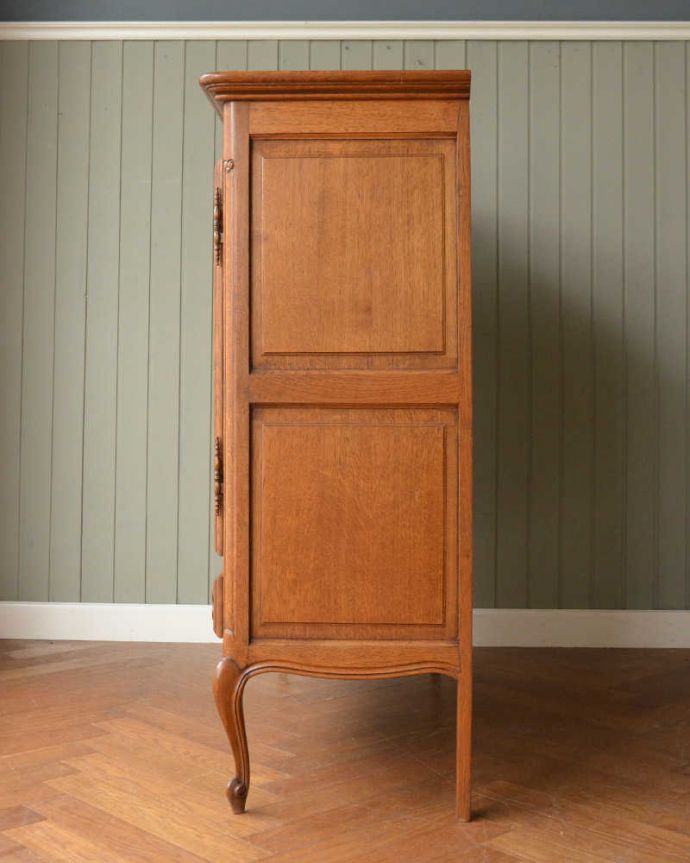 アンティークのキャビネット アンティーク家具 フランスから届いた優雅なアンティーク家具、美しい彫がたっぷりのキャビネット 。横顔だって・・・どこから見られても美しいことを意識して、正面だけじゃなく横から見ても美しいんです。(j-2427-f)