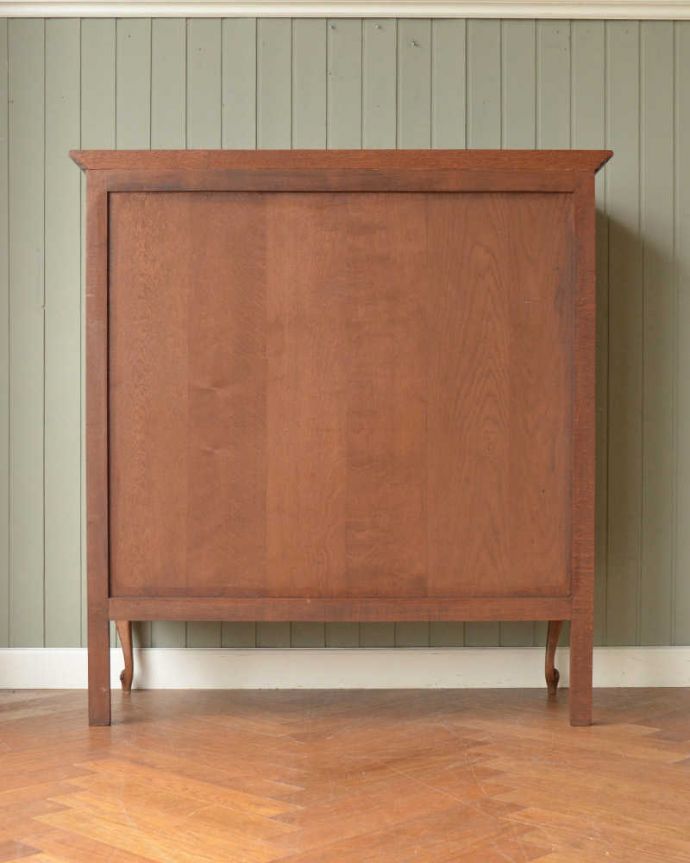 アンティークのキャビネット アンティーク家具 フランスから届いた優雅なアンティーク家具、美しい彫がたっぷりのキャビネット 。実は後ろ姿も見て欲しい・・・アンティークは新品ではないので、もちろん経年変化によるキズはありますが、専門の職人がお直しをしているので後ろ姿にまで自信アリです。(j-2427-f)