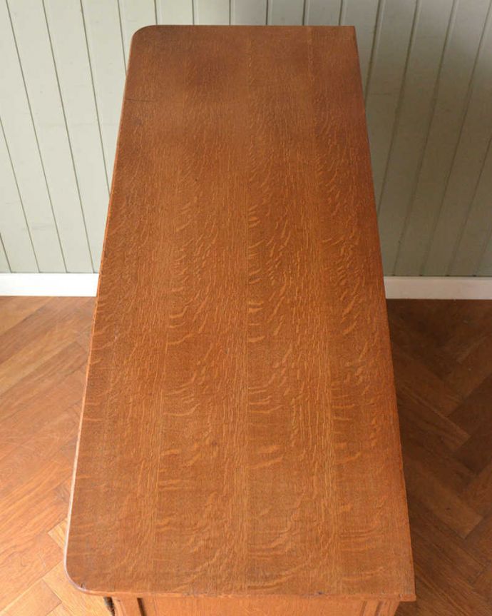 アンティークのキャビネット アンティーク家具 フランスから届いた優雅なアンティーク家具、美しい彫がたっぷりのキャビネット 。上から見てみると・・・もちろん、上から見てもキレイです。(j-2427-f)