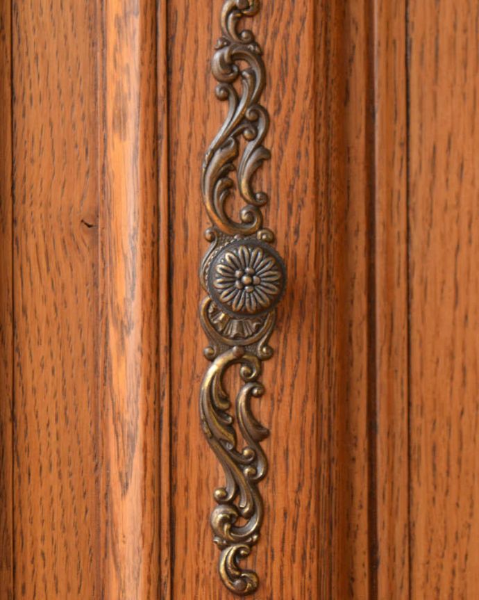 アンティークのキャビネット アンティーク家具 フランスから届いた優雅なアンティーク家具、美しい彫がたっぷりのキャビネット 。こんな場所にもフランスらしさフランスらしく凝ったデザインの繊細な装飾は取っ手にまで施されています。(j-2427-f)