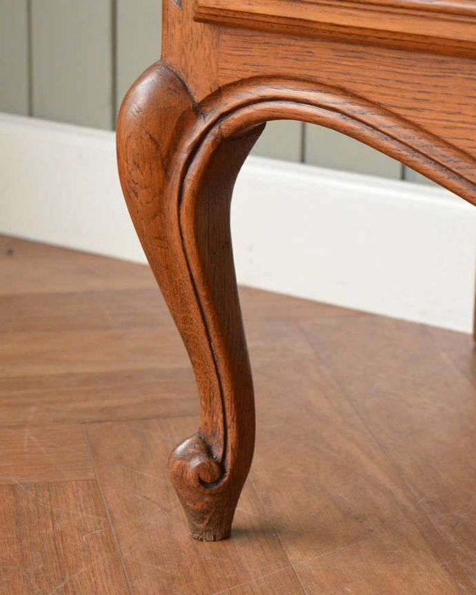 アンティークのキャビネット アンティーク家具 フランスから届いた優雅なアンティーク家具、美しい彫がたっぷりのキャビネット 。女性1人でもラクに運べちゃうヒミツHandleのアンティークは、脚の裏にフェルトキーパーをお付けしているので、床を滑らせれば女性でも移動がカンタンです!。(j-2427-f)