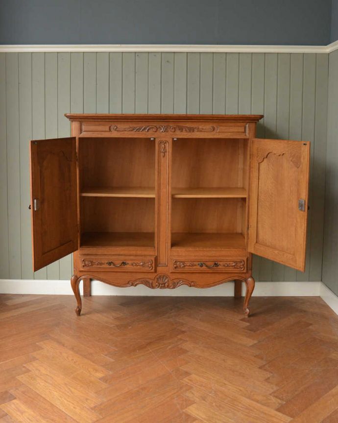 アンティークのキャビネット アンティーク家具 フランスから届いた優雅なアンティーク家具、美しい彫がたっぷりのキャビネット 。扉を開けて中を見ると・・・もちろん見た目だけではありません。(j-2427-f)