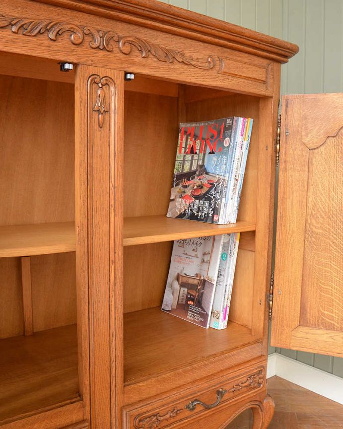 アンティークのキャビネット アンティーク家具 フランスから届いた優雅なアンティーク家具、美しい彫がたっぷりのキャビネット 。扉の中は収納たっぷりA4サイズの雑誌までしっかり収納出来ちゃう大きさ。(j-2427-f)