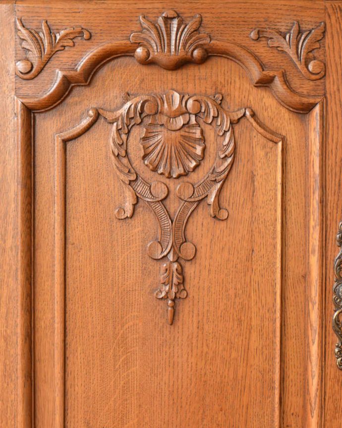 アンティークのキャビネット アンティーク家具 フランスから届いた優雅なアンティーク家具、美しい彫がたっぷりのキャビネット 。じっくり選んできました買い付けの時、納得するまで探し続けた彫のデザイン。(j-2427-f)