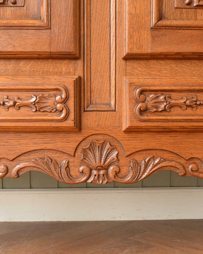 アンティークのキャビネット アンティーク家具 フランスから届いた優雅なアンティーク家具、美しい彫がたっぷりのキャビネット 。いろんな場所にこだわり彫のデザインもいろいろです。(j-2427-f)