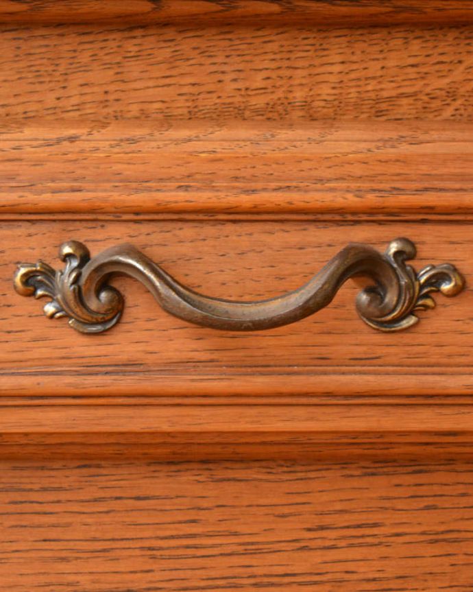 アンティークのキャビネット アンティーク家具 フランスから届いた優雅なアンティーク家具、美しい彫がたっぷりのキャビネット 。優雅な雰囲気漂う曲線の取っ手。(j-2427-f)