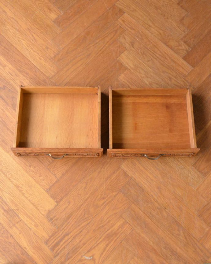 アンティークのキャビネット アンティーク家具 フランスから届いた優雅なアンティーク家具、美しい彫がたっぷりのキャビネット 。引き出しの中も、何を入れてもOKです。(j-2427-f)