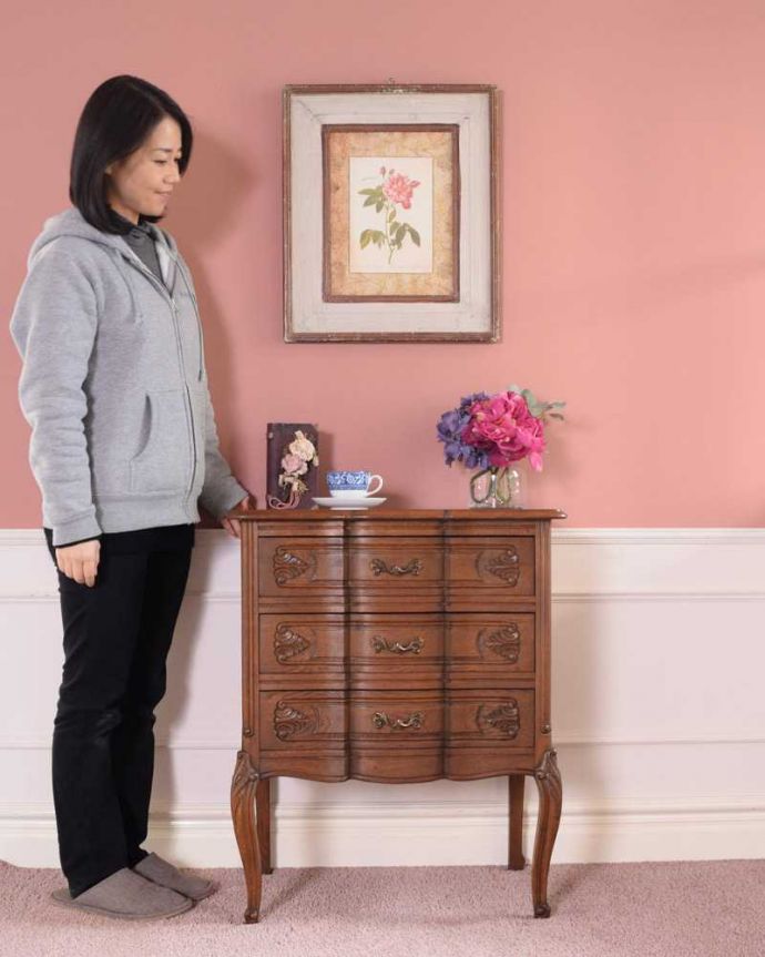 アンティークのチェスト アンティーク家具 お洒落なアンティークのフレンチインテリア、どこにでも置ける3段チェスト 。フランスらしい優雅なアンティークのチェスト脚の美しい曲線美は、さすがフランスのアンティーク。(j-2428-f)