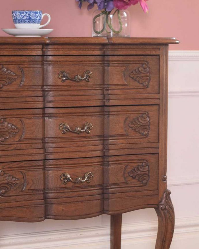 アンティークのチェスト アンティーク家具 お洒落なアンティークのフレンチインテリア、どこにでも置ける3段チェスト 。自慢したくなる美しさやっぱりフランスのチェストは美しい見た目が魅力。(j-2428-f)