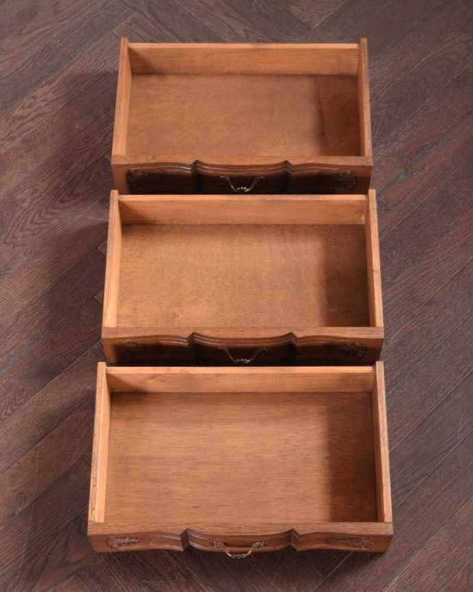 アンティークのチェスト アンティーク家具 お洒落なアンティークのフレンチインテリア、どこにでも置ける3段チェスト 。引き出しの中もキレイですもちろん引き出しの中も職人がキレイ仕上げました。(j-2428-f)