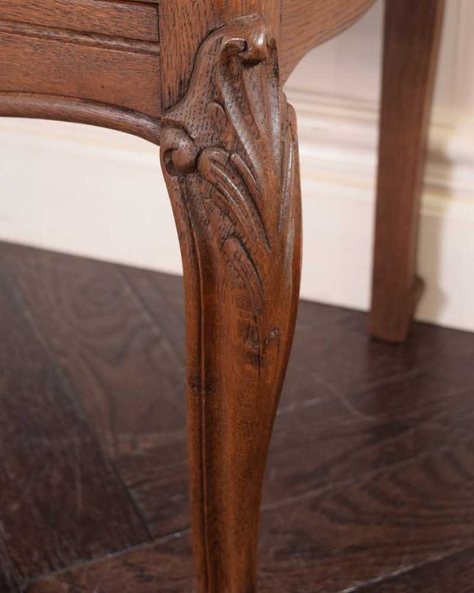 アンティークのチェスト アンティーク家具 お洒落なアンティークのフレンチインテリア、どこにでも置ける3段チェスト 。フランスらしい彫りフランスらしさの象徴とも言える、優雅な彫りの装飾。(j-2428-f)