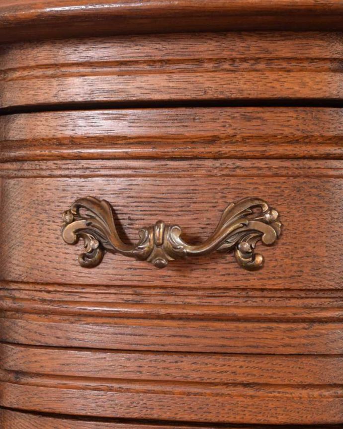 アンティークのチェスト アンティーク家具 お洒落なアンティークのフレンチインテリア、どこにでも置ける3段チェスト 。開ける度にワクワクする取っ手優雅なデザインの取っ手。(j-2428-f)