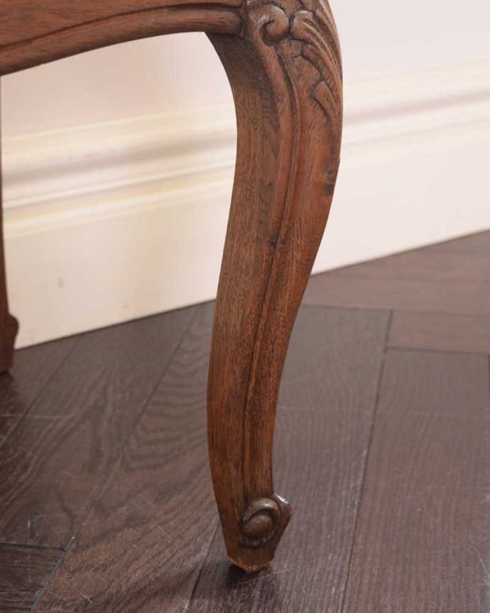 アンティークのチェスト アンティーク家具 お洒落なアンティークのフレンチインテリア、どこにでも置ける3段チェスト 。女性1人でもラクラク運べますHandleのアンティークは、脚の裏にフェルトキーパーをお付けしています。(j-2428-f)