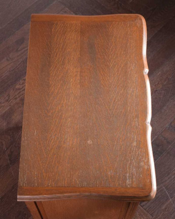 アンティークのチェスト アンティーク家具 お洒落なアンティークのフレンチインテリア、どこにでも置ける3段チェスト 。何を置いて楽しもうかな・・・天板も修復する際、塗装もキレイに仕上げたので、いろんなものを乗せて楽しんで下さい。(j-2428-f)