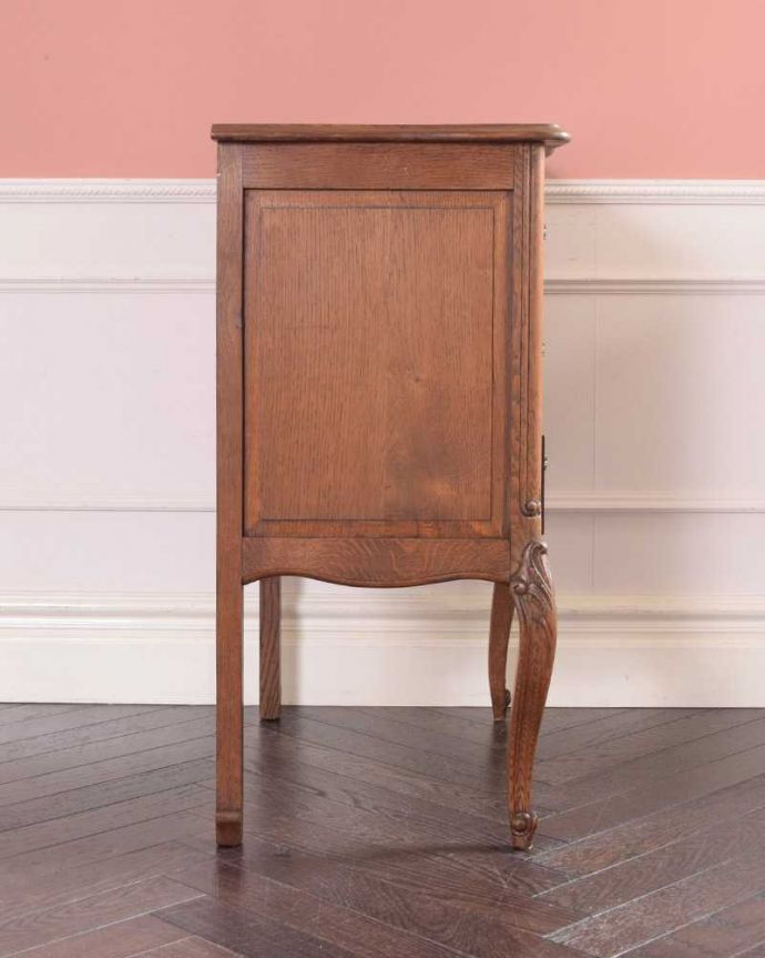 アンティークのチェスト アンティーク家具 お洒落なアンティークのフレンチインテリア、どこにでも置ける3段チェスト 。横から見てもステキもちろん、横顔からもフランスらしい美しさが漂っています。(j-2428-f)