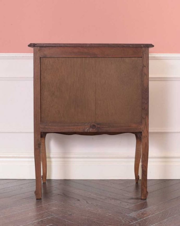 アンティークのチェスト アンティーク家具 お洒落なアンティークのフレンチインテリア、どこにでも置ける3段チェスト 。後ろ姿にも気を使ってますアンティークは新品ではないので、経年変化によるキズはありますが、専門の職人がお直しをしたので、後ろ姿もキレイです。(j-2428-f)