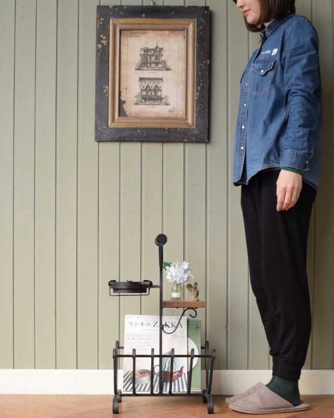 マガジンラック アンティーク家具 フランス輸入のアイアン製アンティークマガジンラック(アッシュトレイ付き)。使いやすさNo.1!みんなが使える便利なアンティークどこのお家でも使っているマガジンラックも、アンティークだとデザインが素敵だから散らかっている雑誌もオシャレに収納出来ちゃうんです。(j-2429-f)