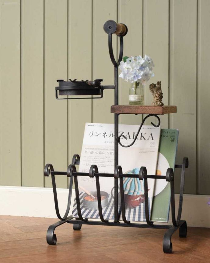 マガジンラック アンティーク家具 フランス輸入のアイアン製アンティークマガジンラック(アッシュトレイ付き)。ちょっと置いておきたい…をキレイに収納新聞や雑誌など、ついついテーブルの上に置いてしまって雑多に見えるものが、コレさえあればキレイに収納出来てお部屋もスッキリ見えるんです。(j-2429-f)