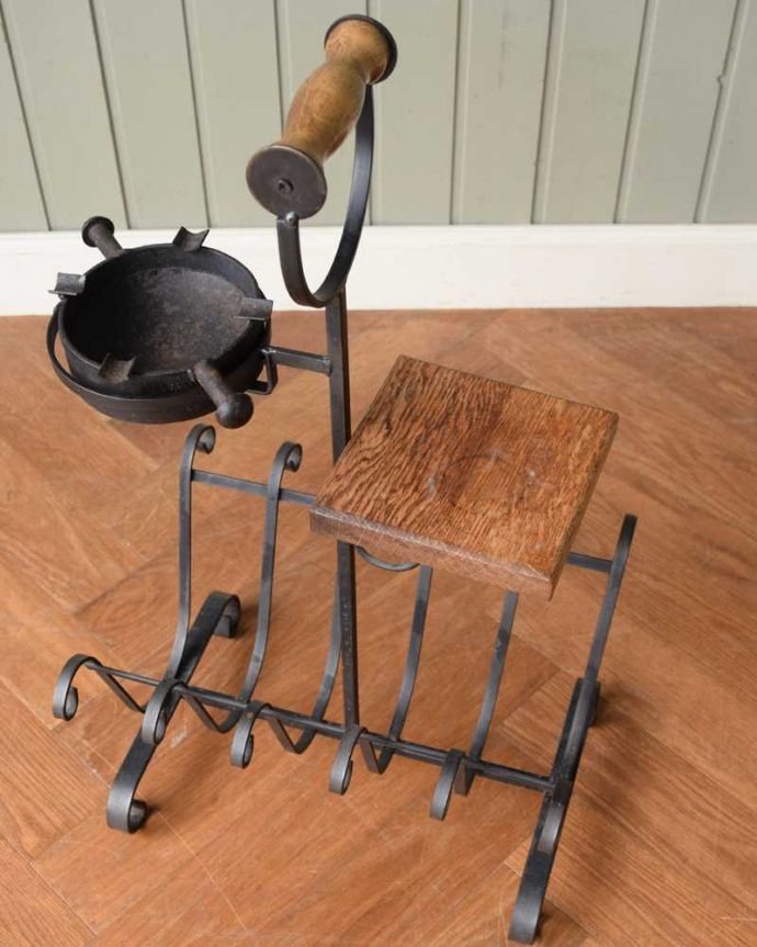マガジンラック アンティーク家具 フランス輸入のアイアン製アンティークマガジンラック(アッシュトレイ付き)。雑誌を入れる部分もキレイに修復しましたアンティークは新品ではないので経年変化によるキズはありますが、専門の職人がキレイにお直ししました。(j-2429-f)