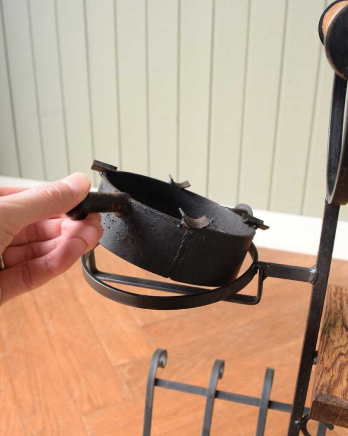 マガジンラック アンティーク家具 フランス輸入のアイアン製アンティークマガジンラック(アッシュトレイ付き)。なんと!灰皿付き取り外しが出来ちゃうアッシュトレイまで付いたマガジンラック。(j-2429-f)