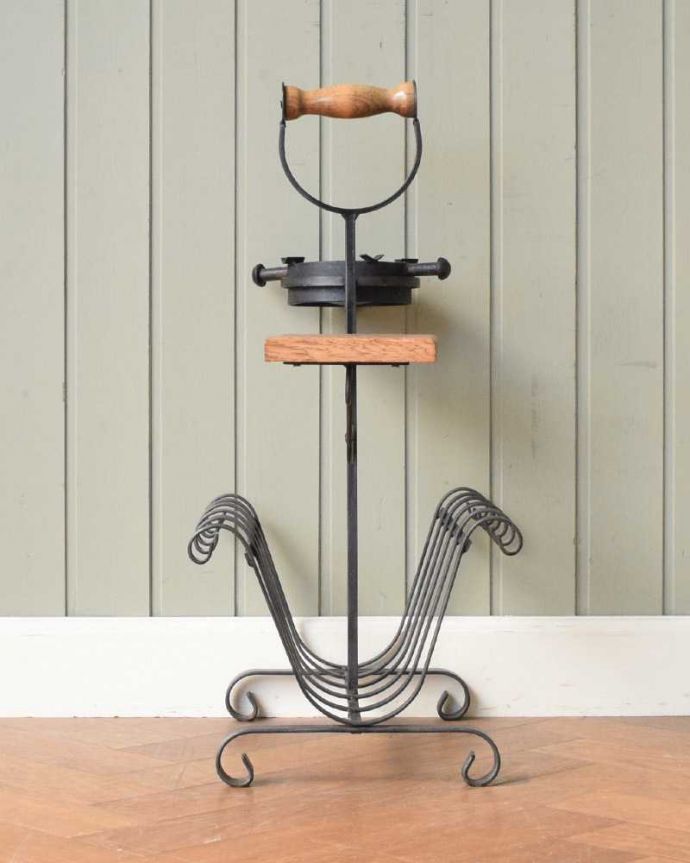 マガジンラック アンティーク家具 フランス輸入のアイアン製アンティークマガジンラック(アッシュトレイ付き)。横から見てもキレイです360度、どの角度から見てもキレイに仕上がっています。(j-2429-f)