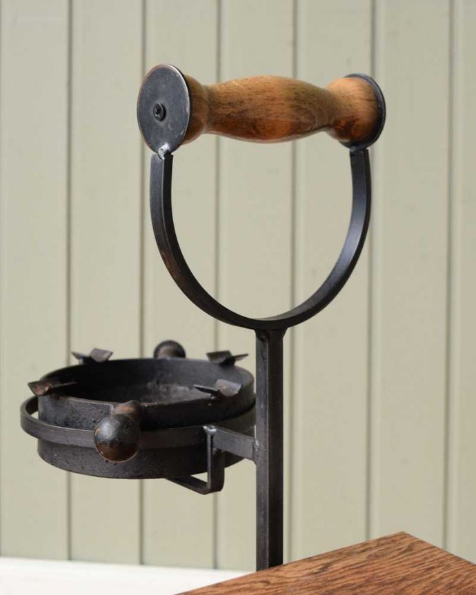 マガジンラック アンティーク家具 フランス輸入のアイアン製アンティークマガジンラック(アッシュトレイ付き)。片手でラクラク運べますデザインの一部になっている持ち手を持って運べば持ち運びもラクラク!。(j-2429-f)