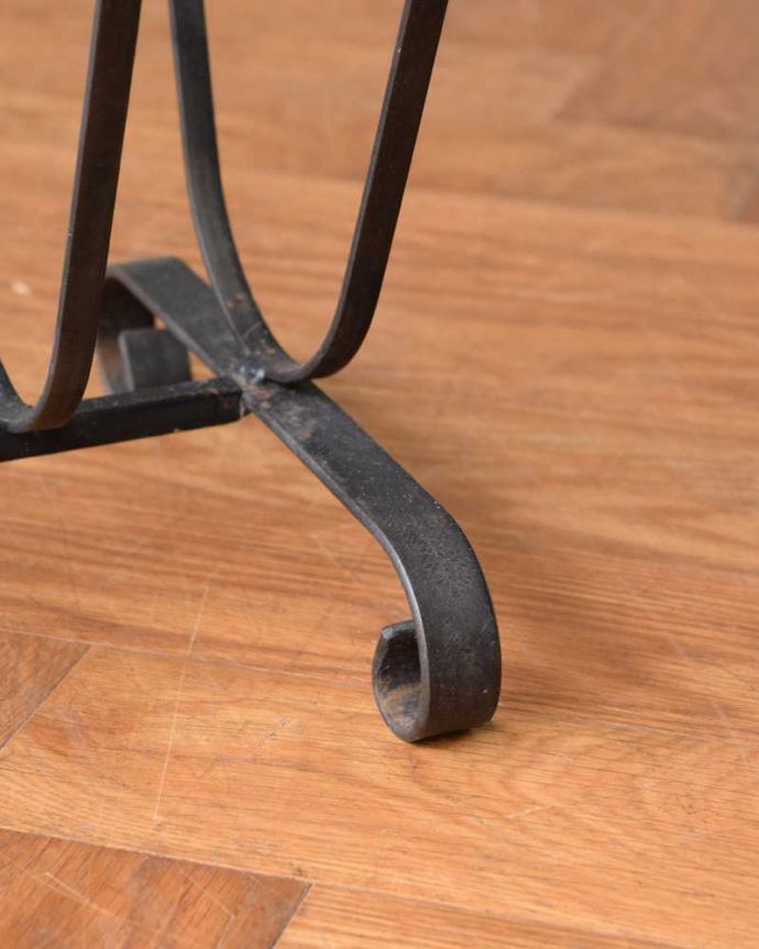 マガジンラック アンティーク家具 フランス輸入のアイアン製アンティークマガジンラック(アッシュトレイ付き)。持ち上げなくても移動ラクラクHandleのアンティーク家具の足の裏にはフェルトキーパーをお付けしています。(j-2429-f)