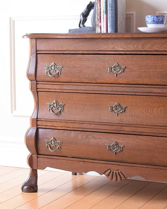 アンティークのチェスト　アンティーク家具　優雅なアンティーク家具、フランスから届いた3段チェスト（コモード）。「見せる収納」だから、置く場所を選びません！チェストと言ってもデザインがステキだから、収納だけじゃなくて見ても楽しめる家具なんです。(j-2431-f)