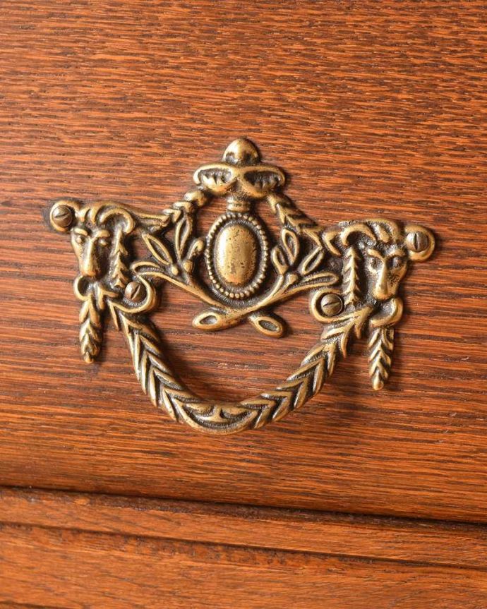 アンティークのチェスト　アンティーク家具　優雅なアンティーク家具、フランスから届いた3段チェスト（コモード）。開ける度にワクワクする取っ手フランスらしい優雅なデザインは取っ手にも。(j-2431-f)