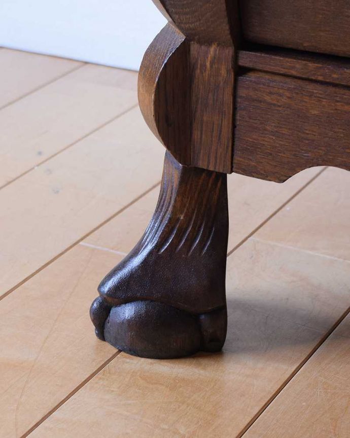 アンティークのチェスト　アンティーク家具　優雅なアンティーク家具、フランスから届いた3段チェスト（コモード）。女性1人でラクラク運べちゃう仕掛けHandleのアンティークは、脚の裏にフェルトキーパーをお付けしています。(j-2431-f)