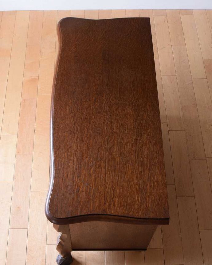 アンティークのチェスト　アンティーク家具　優雅なアンティーク家具、フランスから届いた3段チェスト（コモード）。何を置こうかな･･･？上から見ると、天板はこんな感じで塗装もキレイに仕上げました。(j-2431-f)