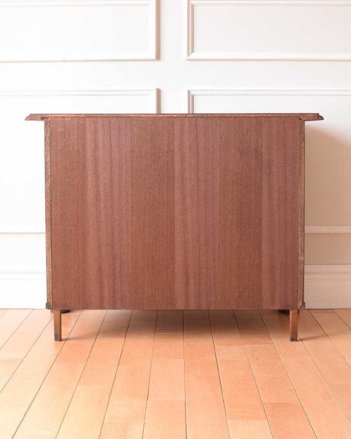 アンティークのチェスト　アンティーク家具　優雅なアンティーク家具、フランスから届いた3段チェスト（コモード）。修復したので後姿もキレイですアンティークは新品ではないので、もちろん経年変化によるキズはありますが、専門の職人がキレイに修復したので、後ろ姿もキレイです。(j-2431-f)