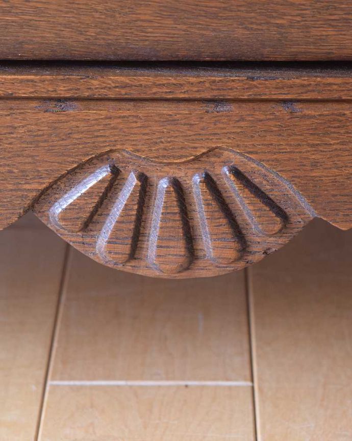 アンティークのチェスト　アンティーク家具　優雅なアンティーク家具、フランスから届いた3段チェスト（コモード）。フランスらしい彫りフランスらしさの象徴とも言える、優雅な彫りの装飾。(j-2431-f)