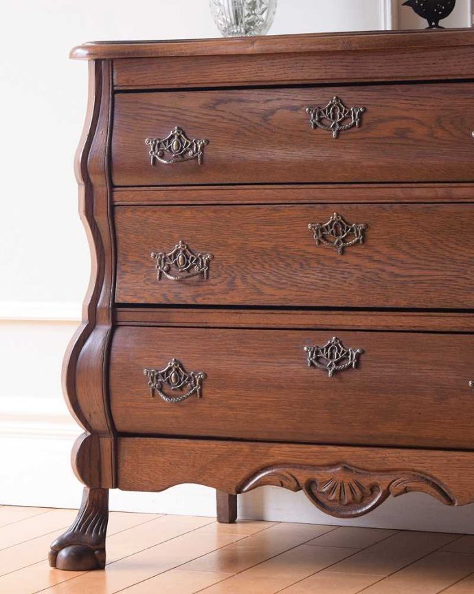 アンティークのチェスト　アンティーク家具　南フランススタイルの優雅なアンティーク家具、どこにでも置ける小ぶりな３段チェスト（コモード）コモード。「見せる収納」だから、置く場所を選びません！チェストと言ってもデザインがステキだから、収納だけじゃなくて見ても楽しめる家具なんです。(j-2432-f)