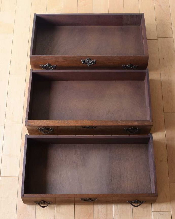 アンティークのチェスト　アンティーク家具　南フランススタイルの優雅なアンティーク家具、どこにでも置ける小ぶりな３段チェスト（コモード）コモード。キレイに修復したので、何を入れてもOKです。(j-2432-f)