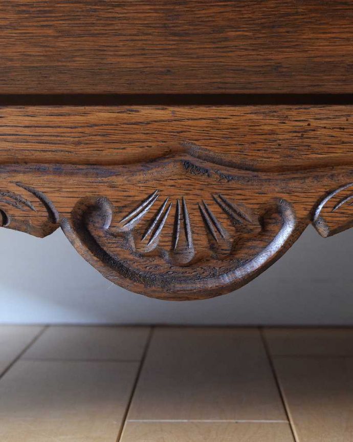 アンティークのチェスト　アンティーク家具　南フランススタイルの優雅なアンティーク家具、どこにでも置ける小ぶりな３段チェスト（コモード）コモード。フランスらしい彫りフランスらしさの象徴とも言える、優雅な彫りの装飾。(j-2432-f)