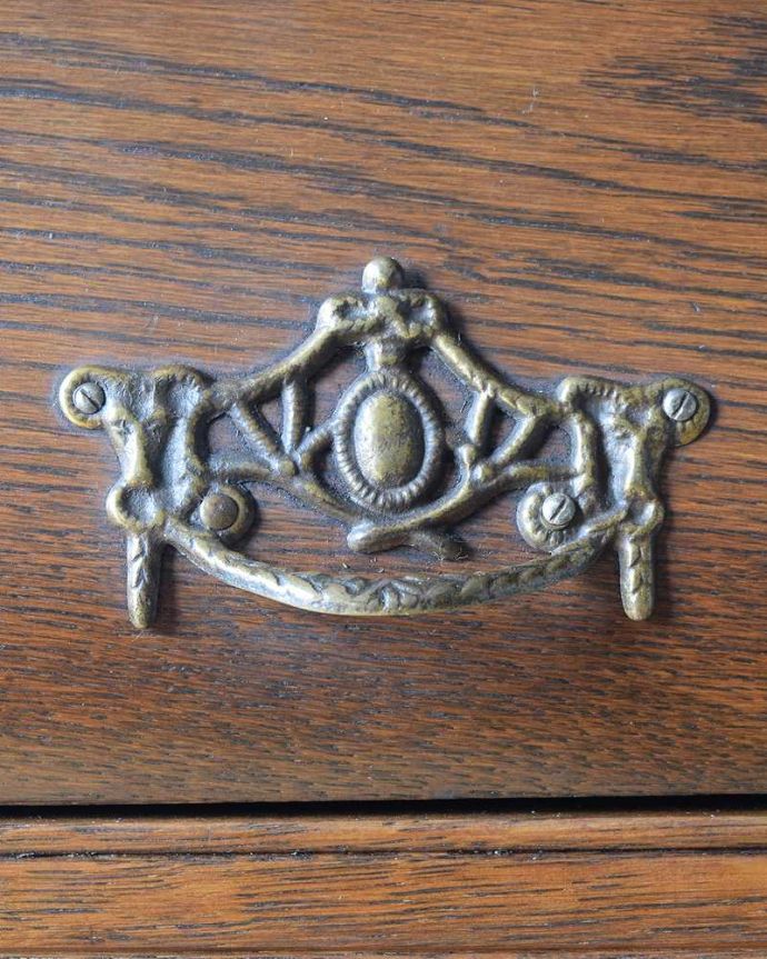 アンティークのチェスト　アンティーク家具　南フランススタイルの優雅なアンティーク家具、どこにでも置ける小ぶりな３段チェスト（コモード）コモード。開ける度にワクワクする取っ手フランスらしい優雅なデザインは取っ手にも。(j-2432-f)