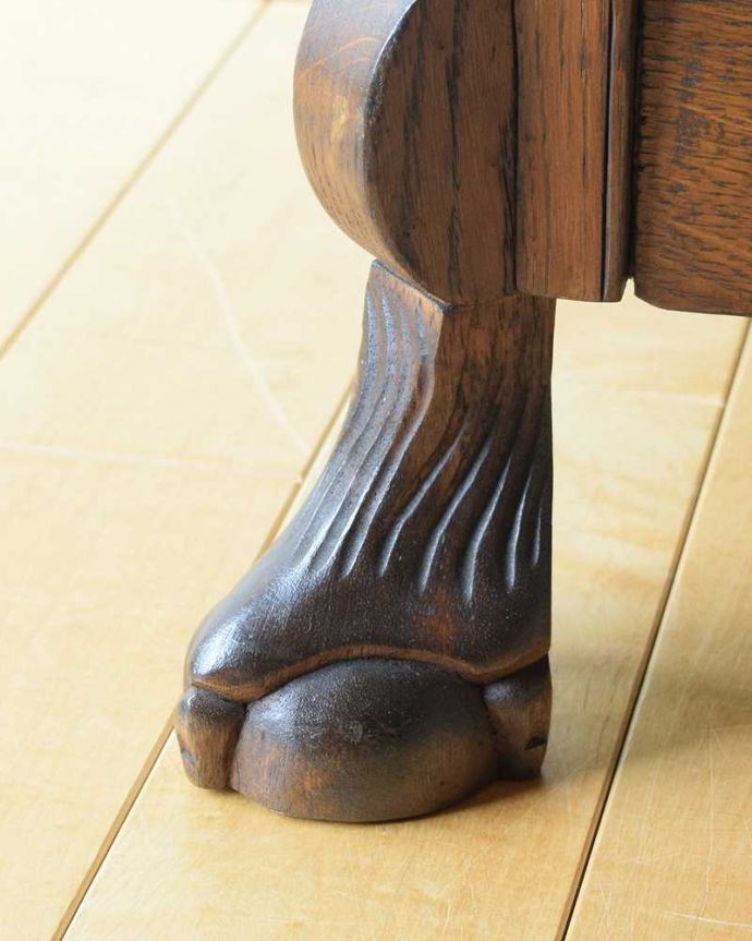 アンティークのチェスト　アンティーク家具　南フランススタイルの優雅なアンティーク家具、どこにでも置ける小ぶりな３段チェスト（コモード）コモード。女性1人でラクラク運べちゃう仕掛けHandleのアンティークは、脚の裏にフェルトキーパーをお付けしています。(j-2432-f)