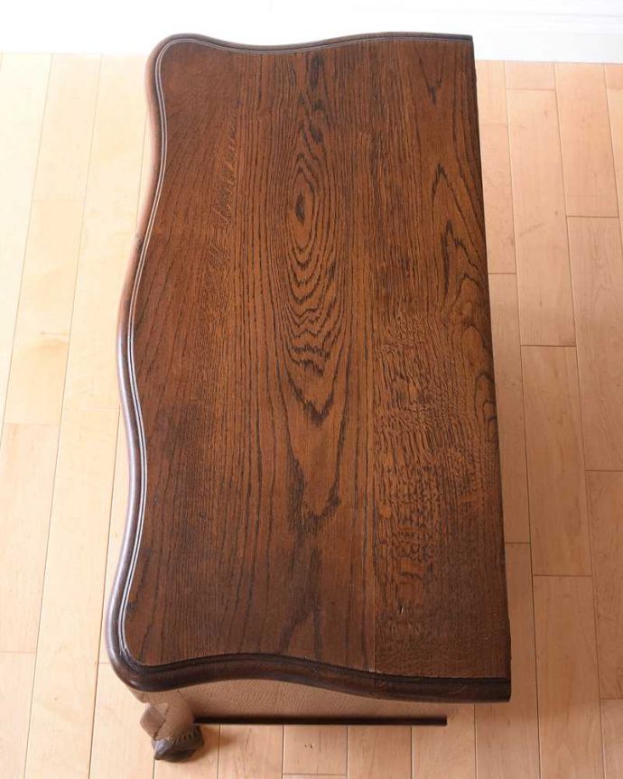 アンティークのチェスト　アンティーク家具　南フランススタイルの優雅なアンティーク家具、どこにでも置ける小ぶりな３段チェスト（コモード）コモード。何を置こうかな･･･？上から見ると、天板はこんな感じで塗装もキレイに仕上げました。(j-2432-f)