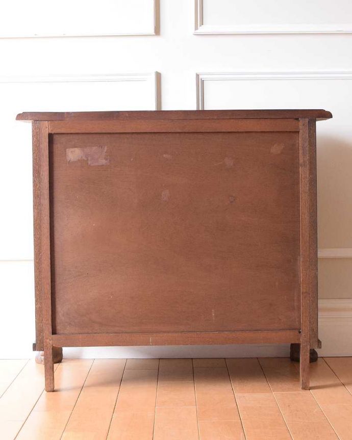 アンティークのチェスト　アンティーク家具　南フランススタイルの優雅なアンティーク家具、どこにでも置ける小ぶりな３段チェスト（コモード）コモード。修復したので後姿もキレイですアンティークは新品ではないので、もちろん経年変化によるキズはありますが、専門の職人がキレイに修復したので、後ろ姿もキレイです。(j-2432-f)