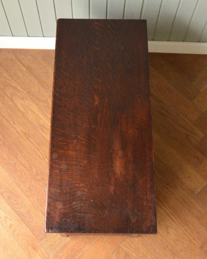 ブランケットボックス・収納ボックス　アンティーク家具　ベンチやテーブルとしても使える便利な英国アンティーク収納家具、コファ 。天板もピカピカに仕上げました一番目立つ場所だから、修復の時、天板もキレイに仕上げました。(j-2434-f)