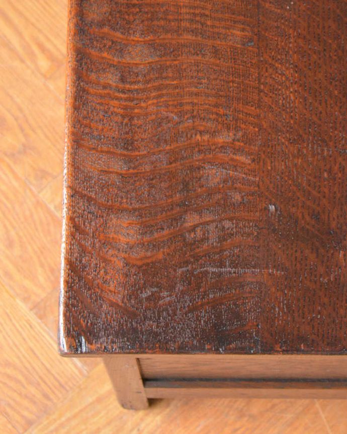 ブランケットボックス・収納ボックス　アンティーク家具　ベンチやテーブルとしても使える便利な英国アンティーク収納家具、コファ 。近くで見ると･･･テーブル代わりにも使えるコファ。(j-2434-f)