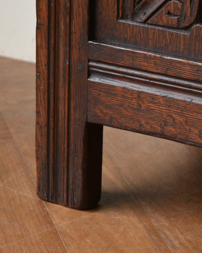 ブランケットボックス・収納ボックス　アンティーク家具　ベンチやテーブルとしても使える便利な英国アンティーク収納家具、コファ 。女性1人でラクラク運べちゃう仕掛けHandleのアンティークは、脚の裏にフェルトキーパーをお付けしています。(j-2434-f)