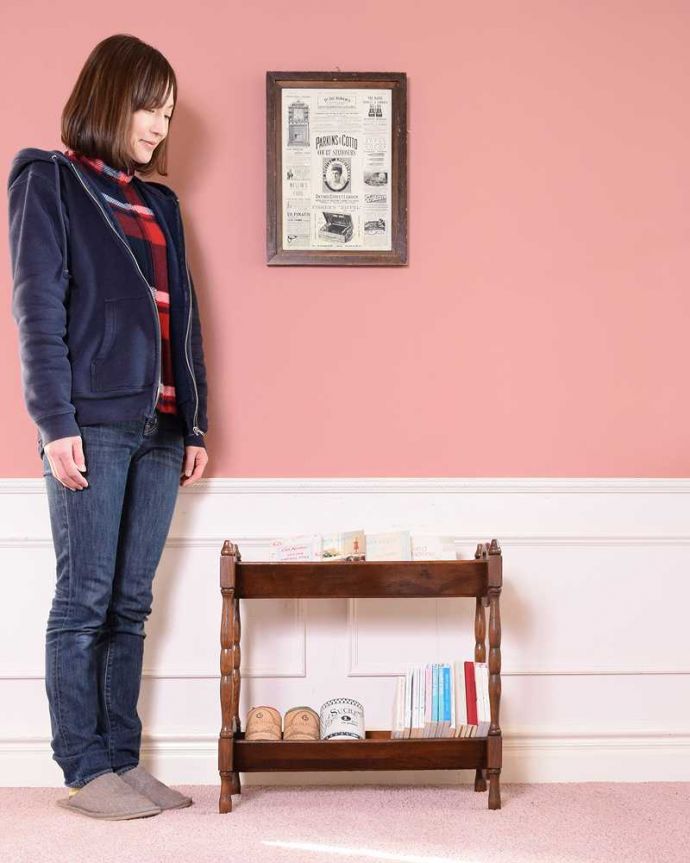 マガジンラック アンティーク家具 2段に本が置けてたっぷり収納!小さなアンティーク家具のお洒落なブックラック。使いやすさNo.1!便利なアンティークブックラックも、アンティークだったらデザインが素敵だから、なんだかオシャレに使えます。(j-2435-f)