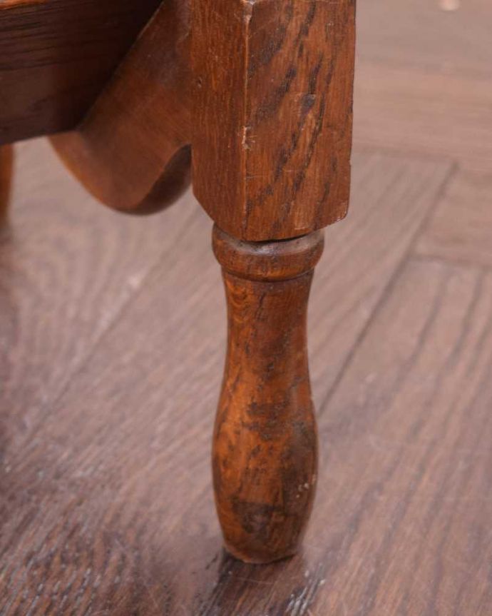 マガジンラック アンティーク家具 2段に本が置けてたっぷり収納!小さなアンティーク家具のお洒落なブックラック。持ち上げなくても移動ラクラクHandleのアンティーク家具の足の裏にはフェルトキーパーをお付けしています。(j-2435-f)