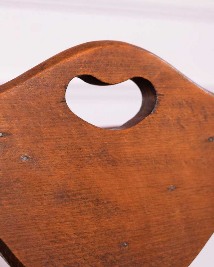 マガジンラック アンティーク家具 2段に本が置けてたっぷり収納!小さなアンティーク家具のお洒落なブックラック。ラクラク運べますデザインの一部になっている持ち手を持って運べば持ち運びもラクラク!。(j-2435-f)