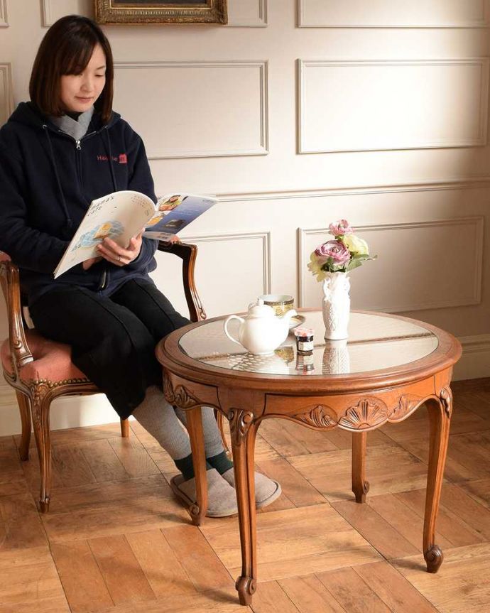 アンティークのテーブル アンティーク家具 編み目が美しいフランスで見つけたアンティークコーヒーテーブル (ガラス天板)。優雅な時間が過ごせるフランスらしさフランスらしい美しい脚のコーヒーテーブルは、見た目はもちろんここで過ごす時間も優雅にしてくれます。(j-2436-f)