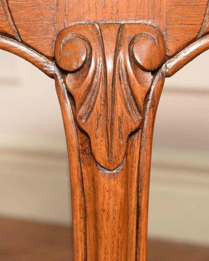 アンティークのテーブル アンティーク家具 編み目が美しいフランスで見つけたアンティークコーヒーテーブル (ガラス天板)。うっとりする美しさアンティークだから手に入る美しい彫。(j-2436-f)