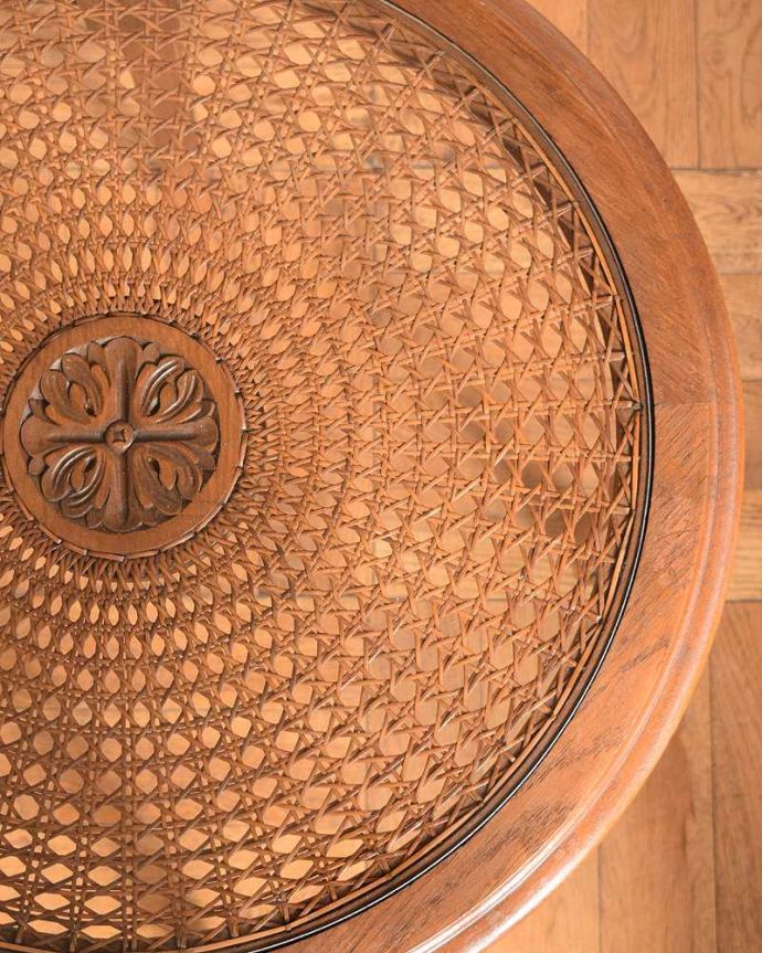 アンティークのテーブル アンティーク家具 編み目が美しいフランスで見つけたアンティークコーヒーテーブル (ガラス天板)。近づいて見てみると…こんな感じでとても細かい網目なんです。(j-2436-f)